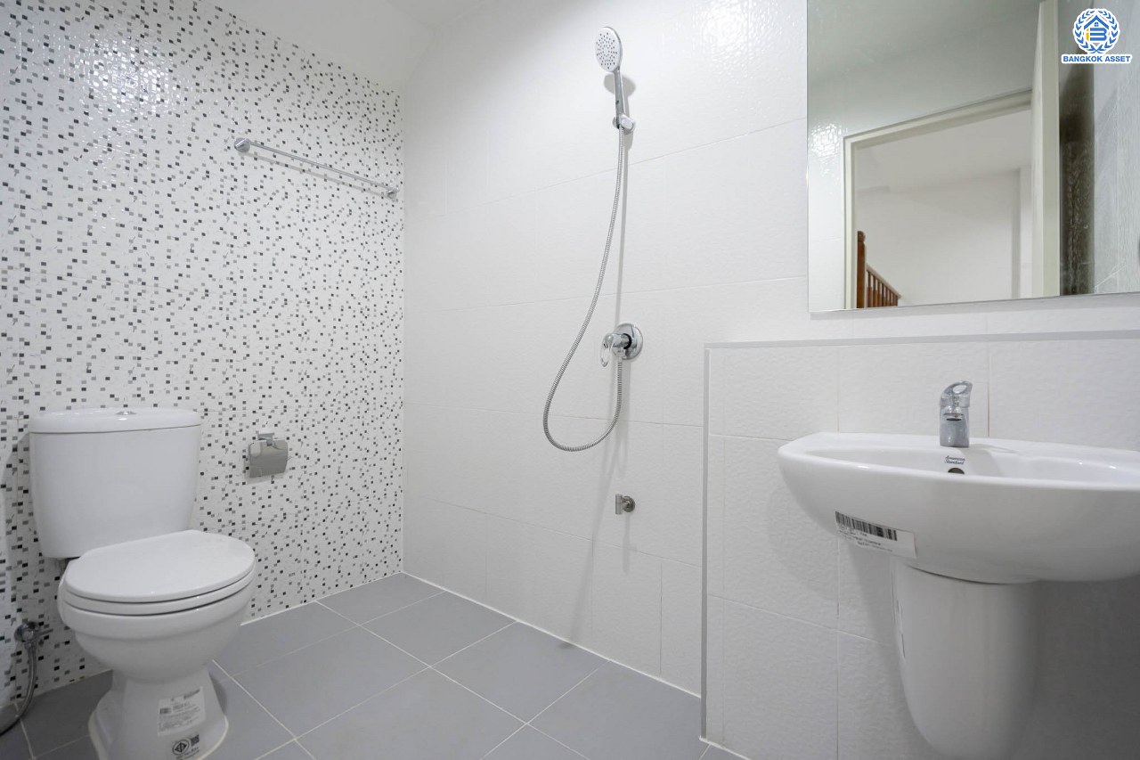 บ้านมือสองตกแต่งใหม่ ม.ไชน่าทาวน์ รามอินทรา เนื้อที่ 21 ตร.ว. ฟังก์ชัน 3 ห้องนอน 3 ห้องน้ำ จอดรถได้ 1 คัน สภาพแวดล้อมเยี่ยม เชื่อมต่อ ถ.ลาดปลาเค้า, ถ.เกษตร-นวมินทร์, ถ.รามอินทรา รถไฟฟ้าสายสีเขียว "สถานีเสนานิคม" และทางด่วน "ฉลองรัช"